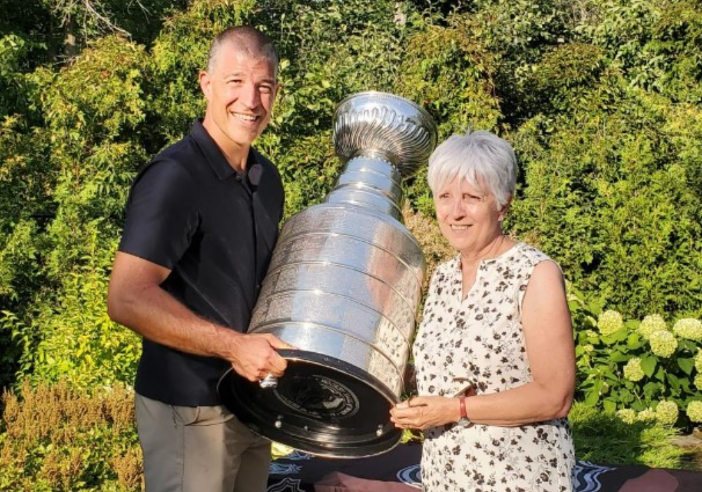 Une b&eacute;n&eacute;vole du CAB et la coupe Stanley!